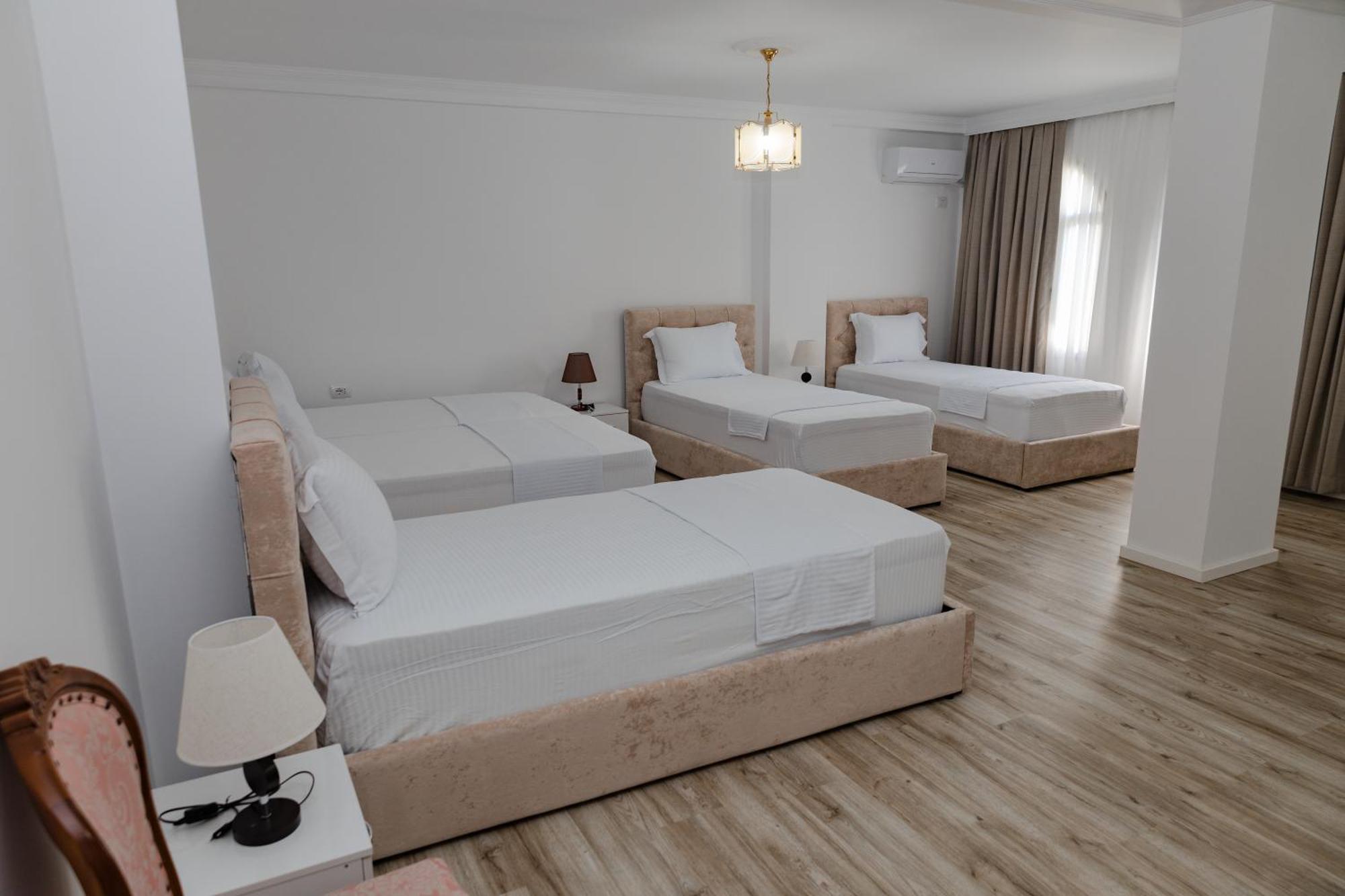 Riviera Hotel-City Center Vlorë Exterior foto