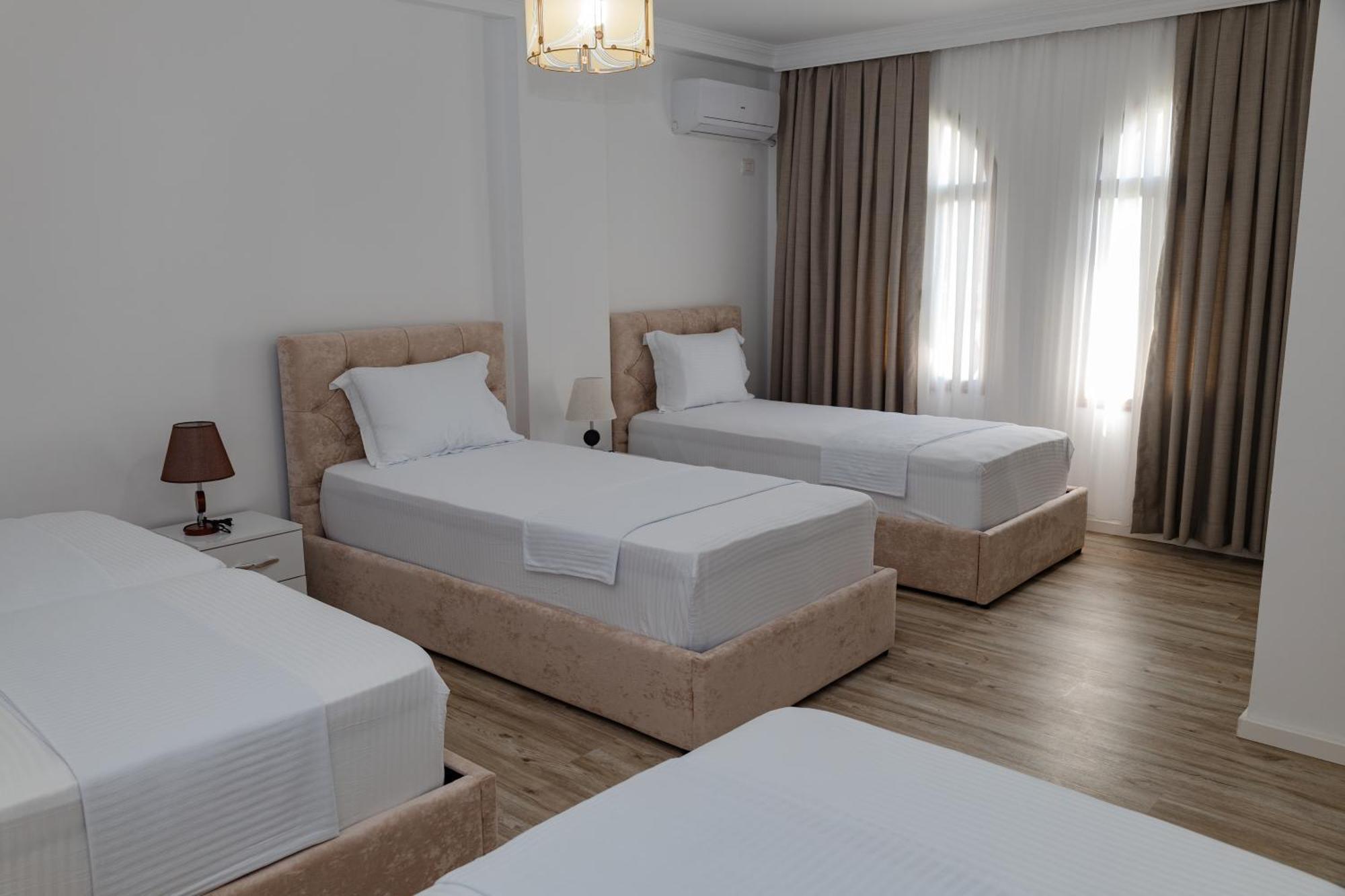 Riviera Hotel-City Center Vlorë Exterior foto