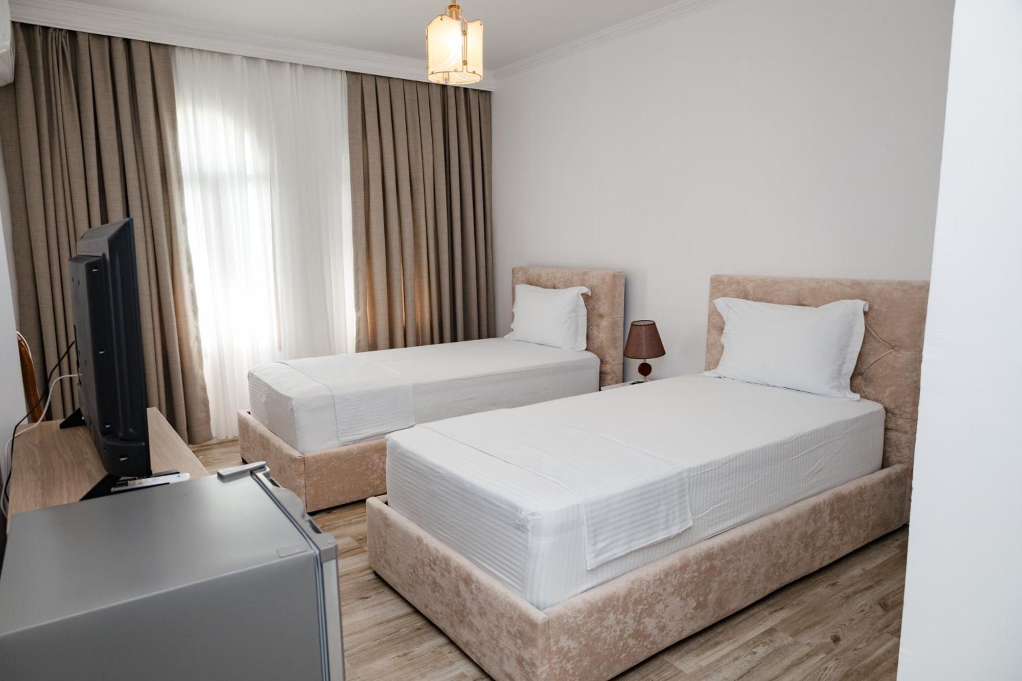 Riviera Hotel-City Center Vlorë Exterior foto